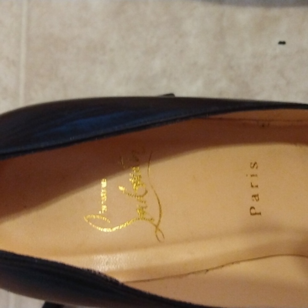 Louis Vuitton, semi used, no scratches, bottoms are slightly scuffed. - Picture 5 of 5